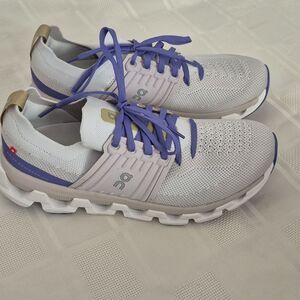 On Running Cloud Swift Light Gray and Lavender Sneakers